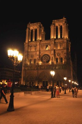 8396 Notre-Dame by night