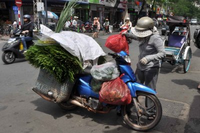 street scene on Le Thanh Ton street - 3196