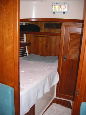 fwd cabin, dbl berth to port