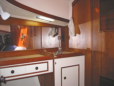 fwd cabin vanity to strbd