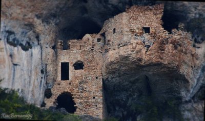 11.The unfinished House integrated in the Cliff.