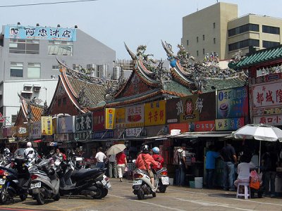 Vendors around temple