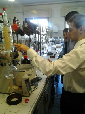 Il Dott Carlo Ciarrocchi  nel  laboratoio del Dipartimento di Chimica dell'Universit  di Pavia