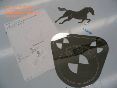 pezzi acciaio inox lucido a specchio tagliati al laser con marcature logo cavallo e bmw