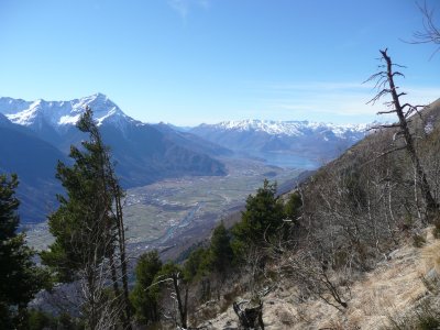 Vista verso Colico e il lago di Como, sulla sinistra il monte Legnone