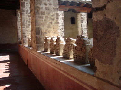 Escultura en piedra con rasgos pre-hispnicos