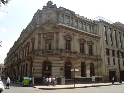 Edificio ubicado en 5 de Mayo y Filomeno Mata