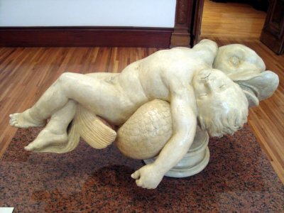 El amor recostado sobre un delfn