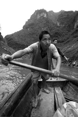 Shennong River boatman