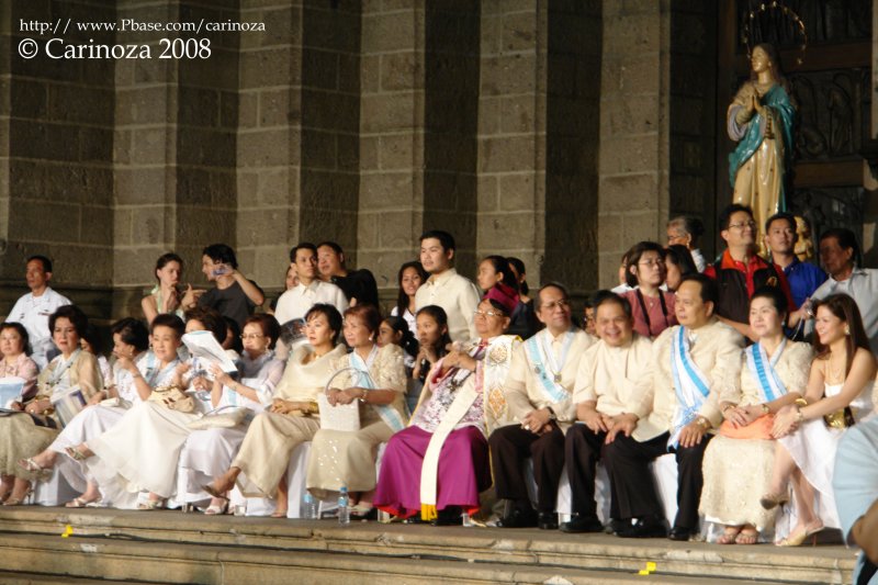 Former Hermanas y Hermanos Mayores and other guests