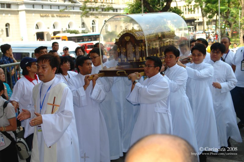 Transporting the relics of St. Thrse of Lisieux