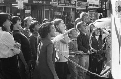 Simcoe Parade - Kids watch Puppets