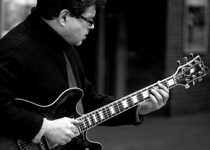February 16 2009:<br> Playing the Gibson