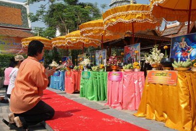 prayers at Wat Arun