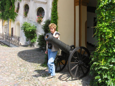 girl_with_cannon