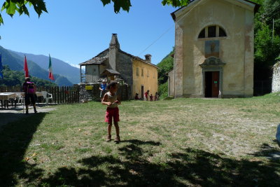 sulla piazza di Codera.JPG