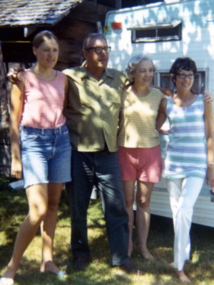 Courtney 1970 - Jeannie, Dad, Mother & Faye