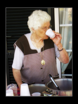 2009 - Sra. Maria Lurdes drinking sangria