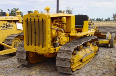 Stuss Eatts, late 1930's, 2H series, D6, coupled to a Britstand scoop or fresno. This tractor was purchased in many dis-assembled pieces, and the engine was unrepairable due to corrosion. Stuss imported a good used engine from Ohio in the U.S. to Western Australia to repower the D6. He has done a very good restoration job.