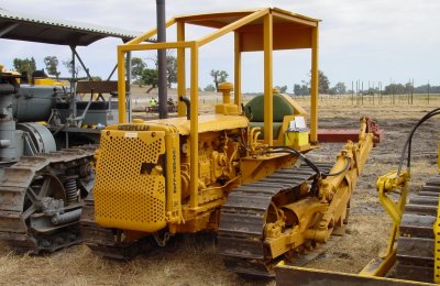 A nice neat little 7U series, Caterpillar D4, fitted with a toolbar. The toolbar has been given a very hard time in some rough ground, judging by the patches, welds and multiple repairs where it attaches to the tractor and the hydraulic cylinders. To the left is a gas (petrol-kero) Caterpillar Sixty.