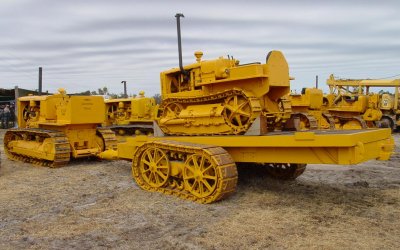 A Caterpillar RD6 coupled to an Athey track-type trailer, with a Caterpillar Twenty Two on the deck. This Athey trailer track design did not stand up to the abrasive conditions of the sandy West Australian soils, and it was rebuilt by the big timber company that owned it, to a more durable design.