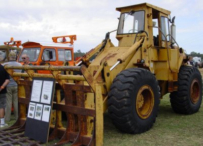 This is an extremely rare Chamberlain 2000 model, 4WD loader. Powered by a 112HP Perkins 6-372 (a slightly bored-out 6-354), it was produced from 1971 to 1980. Only about 250 of these loaders were built in total. It weighs around 10 tonnes, and was fitted with a 2 cu yd bucket as standard. It used an Allison transmission, Girlock disc brakes, Vickers hydraulics, Twin Disc axles, and it was a good performer - to the extent that Cat put out a competitive machine brochure on it, comparing it to the Cat 930.