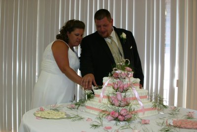 Mark and Monica cake cutting