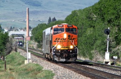 BNSF 7405 on the mainline out of Livingston with inspection cars in tow. 5/29/09