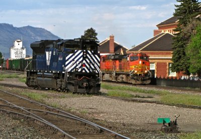 MRL 4300 standing by for it's power assist duties at Livingston, MT. 5/30/09