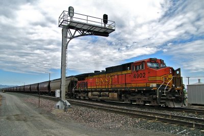 DP under the old NP cantilever, as the train enters Helena Yard. (7/11/10)