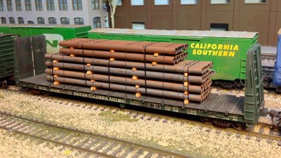 BCOL 864208 - Athearn 60' Bulkhead Flat, DUHA pipe Loads