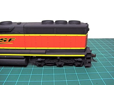 Radiator fans closer together due to new SD40 innards