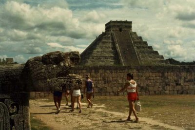 Chichen Itza inside El Castillo 04.jpg