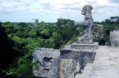 Chichen Itza mayan statues.jpg