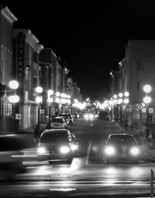 Rue des Cascades, le soir