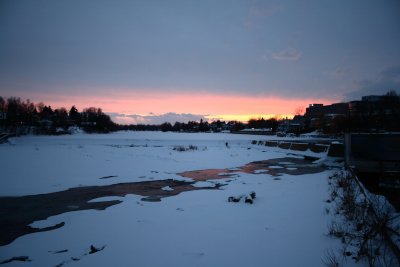 Le soleil se couche sur la cascade gele