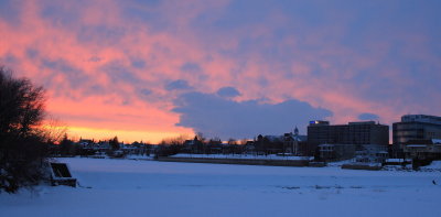 Le soleil se couche sur la cascade gele