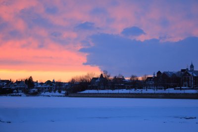 Le soleil se couche sur la cascade gele