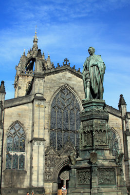 Duke of Buccleuch Statue and St Giles Cathedral.jpg