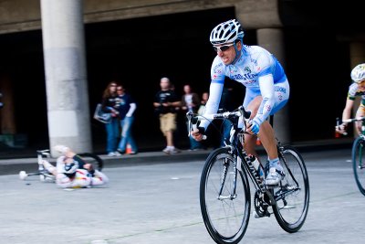 Markus Zberg passes the fallen Hincapie