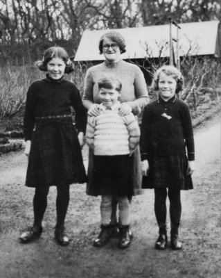 1939 Dorothy Duncan Mary, war evacuees in Dors, Inverness with the housekeeper