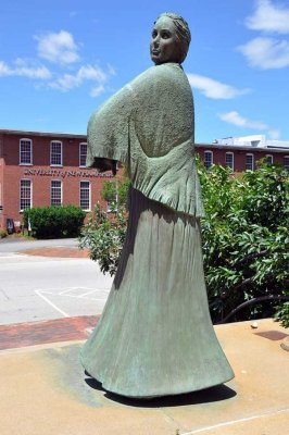 The Mill Girl commemorative sculpture