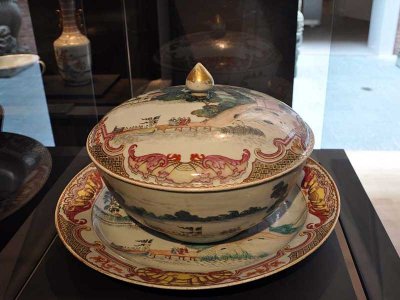 Covered bowl and matching platter