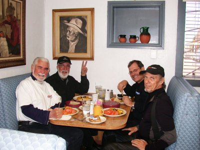 Cuatro amigos en el Restaurante Viejo Peublo