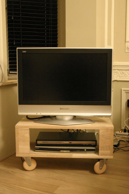tv-meubel in eik met houten wieltjes