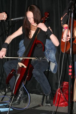 Melaniejane on cello