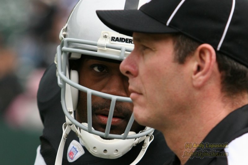 Oakland Raiders WR Jerry Porter staring down a ref