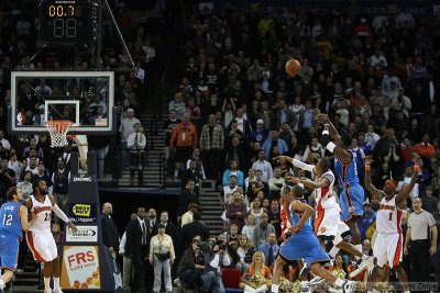 Oklahoma City Thunder's Jeff Green hits the game-winning shot with less than a second left