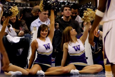 Washington Huskies cheerleaders
