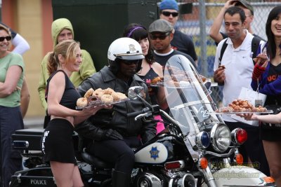 Cops and doughnuts - 2008 Bay to Breakers - San Francisco